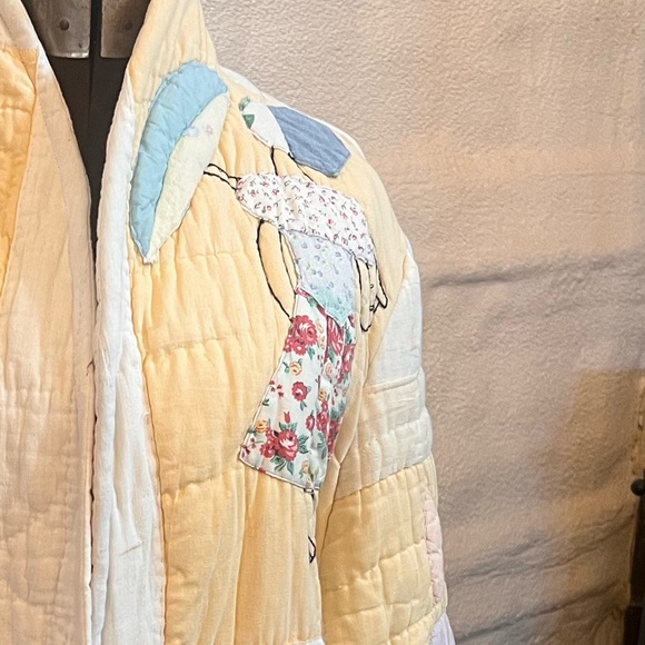 Handmade coat made from a vintage quilt. Quilt coat size medium. - Picture 9 of 10